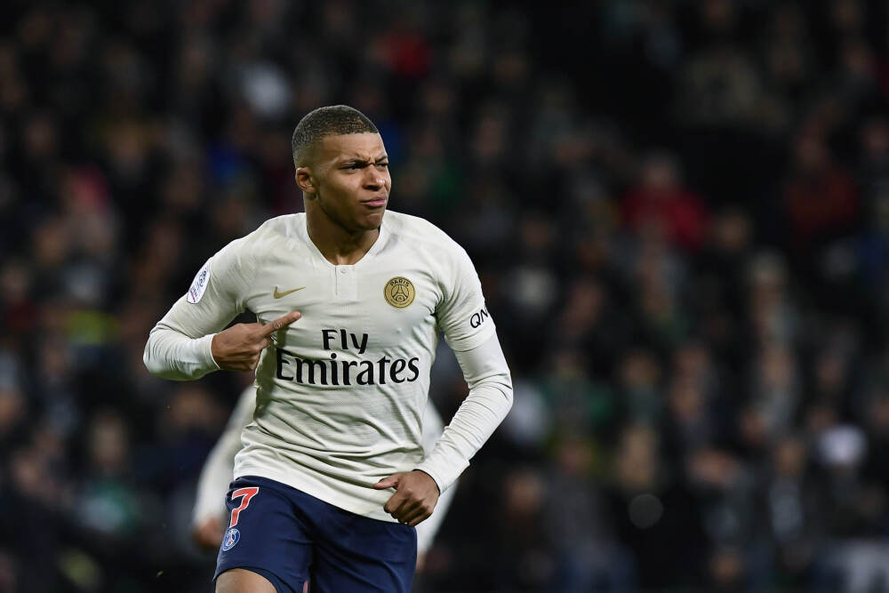 早报：C罗连续三年获环足最佳中东球员 国米、热刺皆取胜